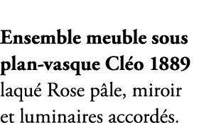 Ensemble meuble sous plan vasque Cl o 1889 laqu Rose p le, miroir et luminaires accord s.